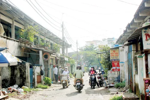 Một góc dự án lô 13-14 đường Nguyễn Hữu Cảnh vẫn còn nhếch nhác. Ảnh: THANH VY.